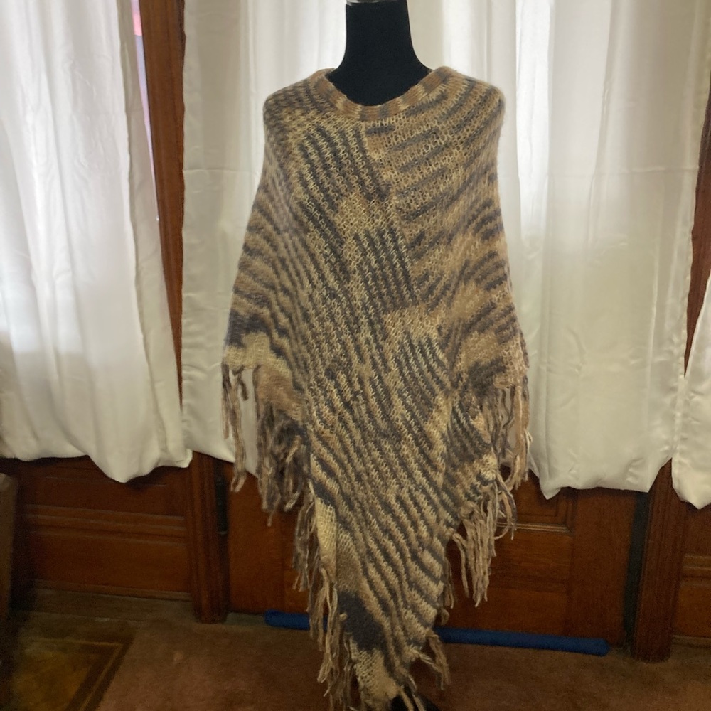 Women’s cape/ throw over